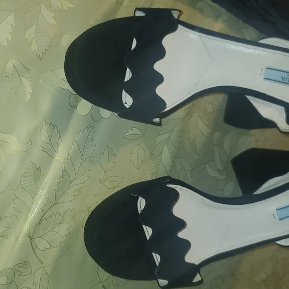 Prada shoes black Prada shoes black heel comes with pra original shoe protector - Picture 5 of 16